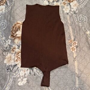 SKIMS ESSENTIAL CREW NECK SLEEVELESS BODYSUIT